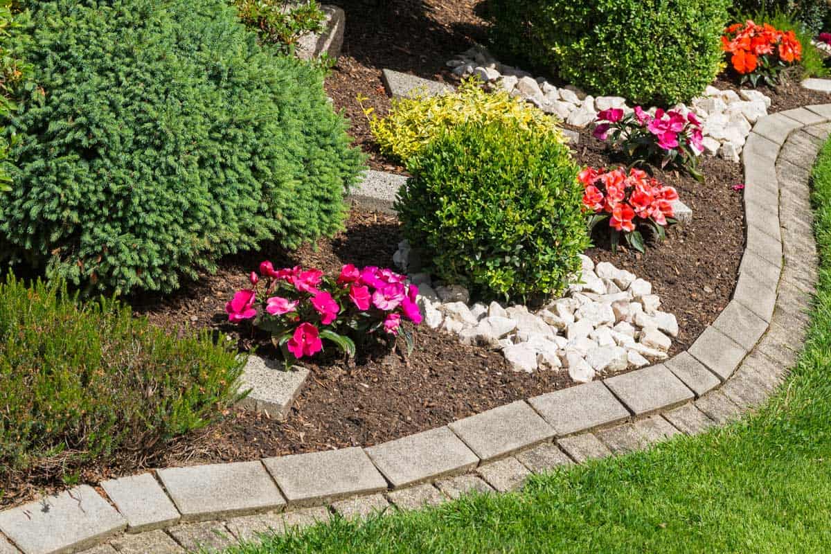 Stone Garden Edging [Step-By-Step Guide, Picture Ideas and More]