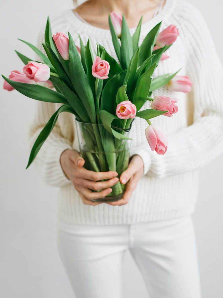 Woman-holding-a-beautiful-bunch-of-pink-tulips-in-her-hands