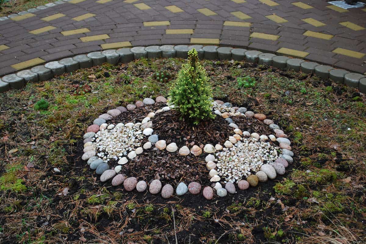 A gorgeous round garden patio landscaping with seashells used for design