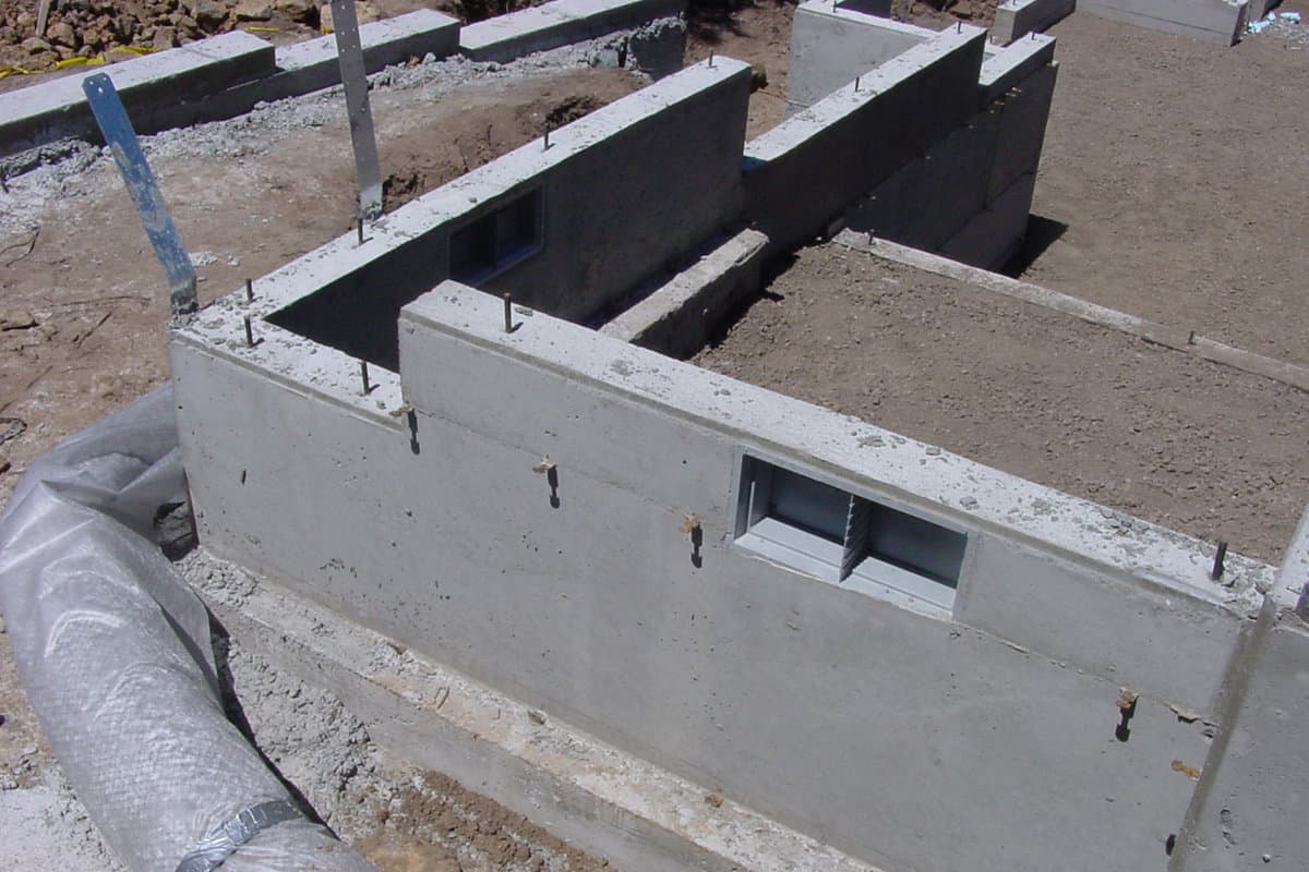 Stemwall and footing with vent 
