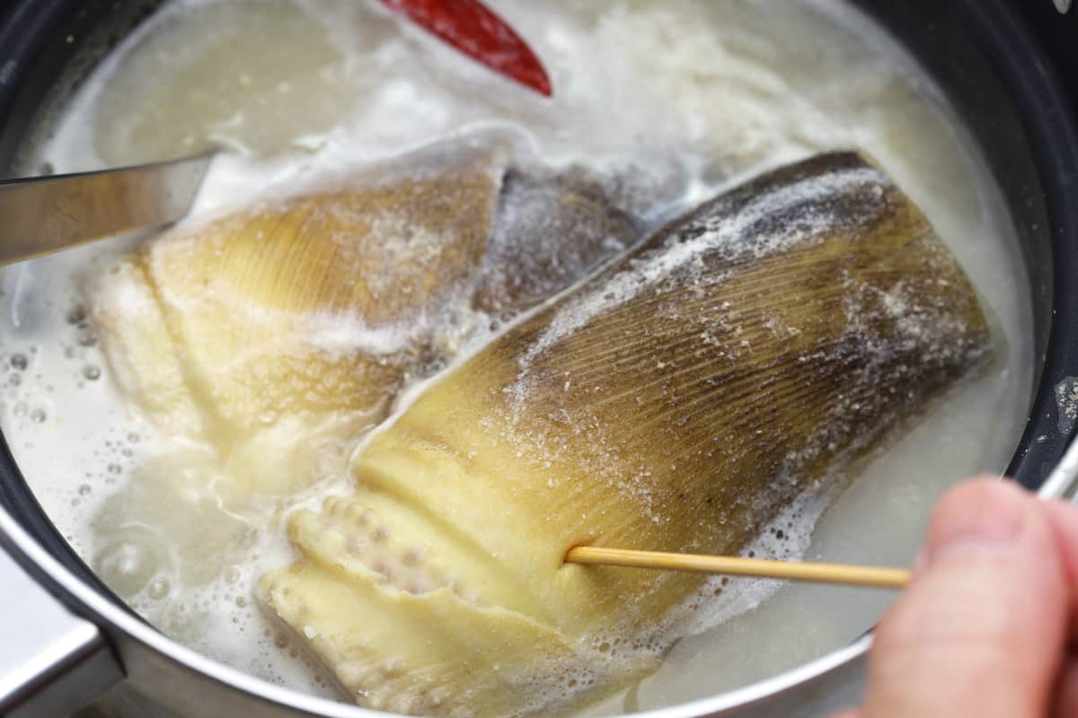 Boiling bamboo shoots to remove the bitter taste