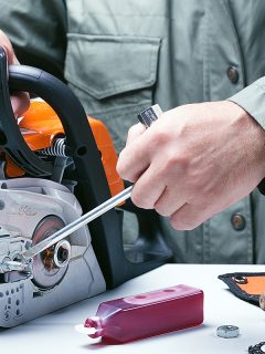Repairing a chainsaw in repair shop, Steps in clean chainsaw's oiler system