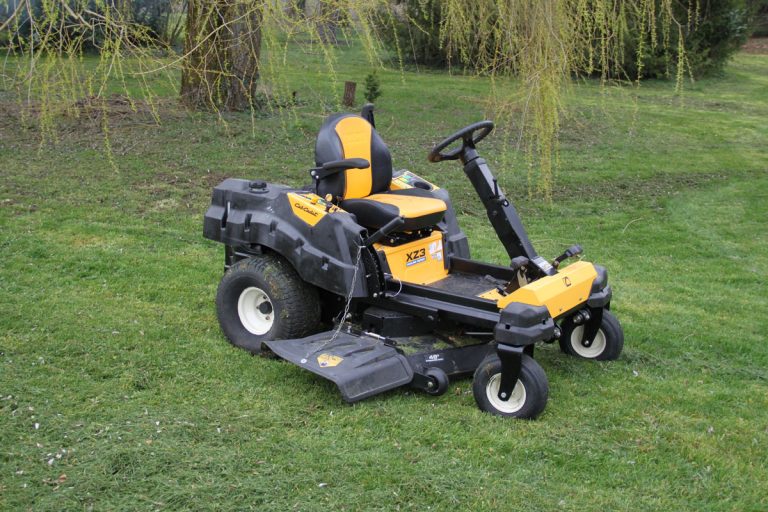 a display of cub cadet tractor mower ready to go, Cub Cadet Blinking Hourglass - Why and What To Do?