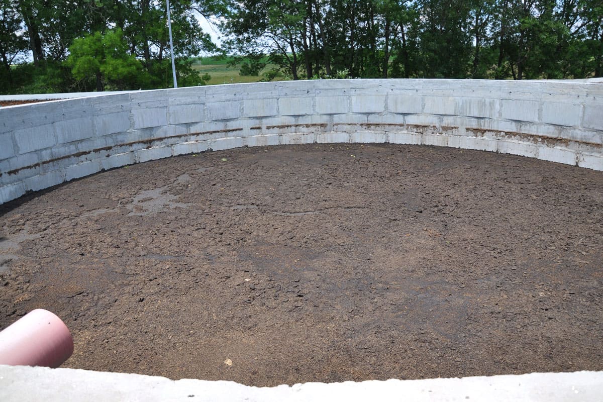 concrete-cylindrical-collection-manure-on-farm