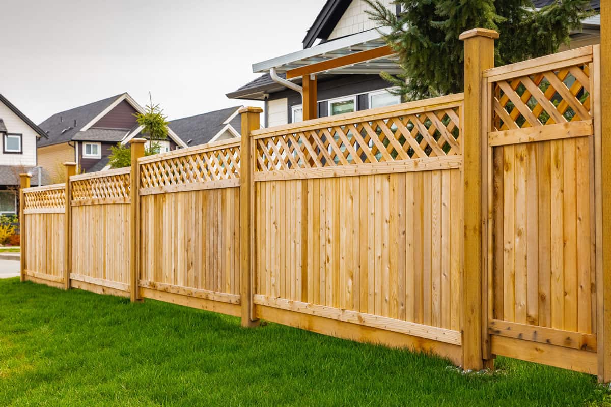 nice-wooden-fence-around-house-green
