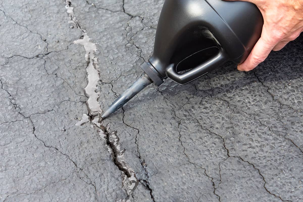 repairing-cracks-driveway-asphalt-crack-filler