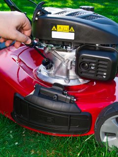 Cheking oil level on lawn mower, Where Is The Primer On A Toro Recycler 22? [Plus Helpful Usage Tips!]