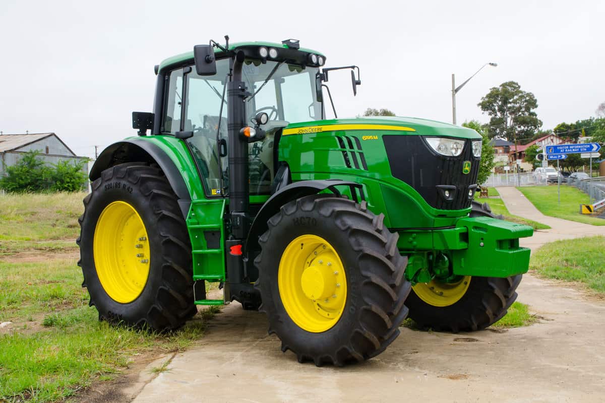 John deere farm Tractor model 6195M is 30 gpm pressure-flow compensated hydraulic system.