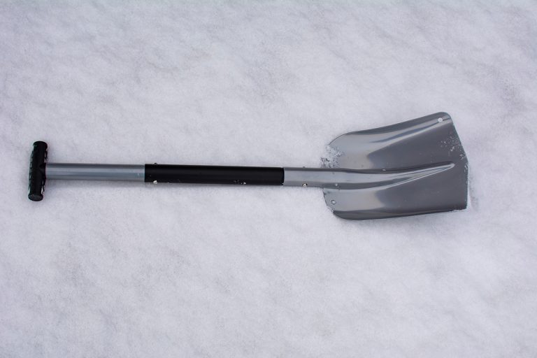 Metal shovel with folding handle on the snow, How To Replace Garant Snow Shovel Blade