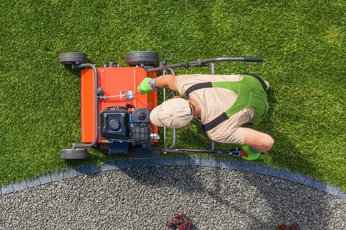 Powerful gasoline lawn aerator job for controlling lawn thatch