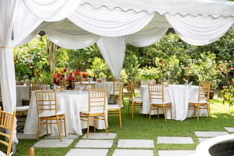 wedding dining table setup using gold chiavari chair, Garden Party Perfection: 25 Tips for a Memorable Outdoor Celebration