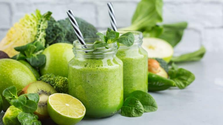 Lettuce smoothie in the kitchen, Can You Put Lettuce In A Smoothie? - 1600x900